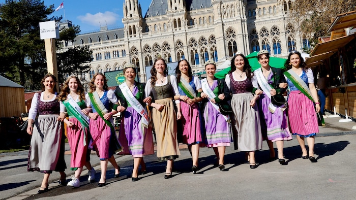Catwalk am Rathausplatz: Die steirischen Hoheiten setzten sich für den „Krone“-Fotografen in ...