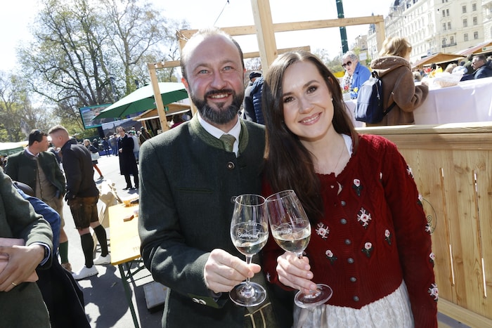 Prost! Max Lercher und Lebensgefährtin Michaela Grubesa warfen sich am Rathausplatz ins ...