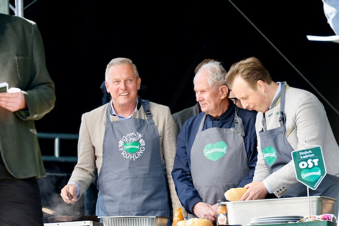 Hochkonzentriert am Werk: Mario Kunasek, Helmut Marko und Karlheinz Kornhäusl (v. l.) zeigten ...