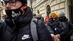 Mutige Unterstützer der Organisation warten vor dem Gericht.