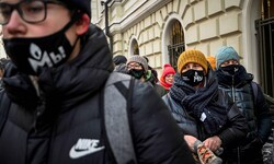 Mutige Unterstützer der Organisation warten vor dem Gericht.