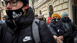 Mutige Unterstützer der Organisation warten vor dem Gericht.