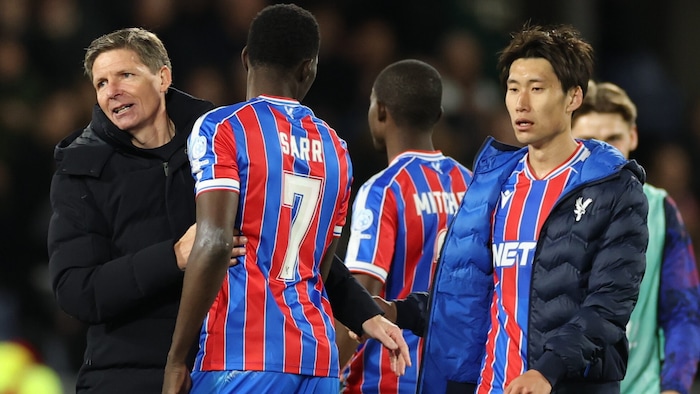 Oliver Glasner (left) celebrates the 3-0 victory with his players.