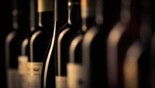 Hochpreisige Weine soll die Frau gestohlen haben.