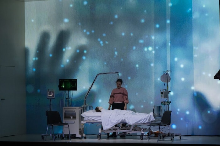 Die Mutter (Nanette Waidmann) vor ihrem im Koma liegenden Sohn.