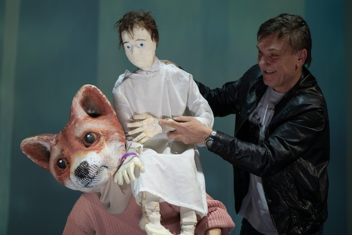 Helmuth Häusler gibt den Vater sowie seinen neunjährigen Sohn.