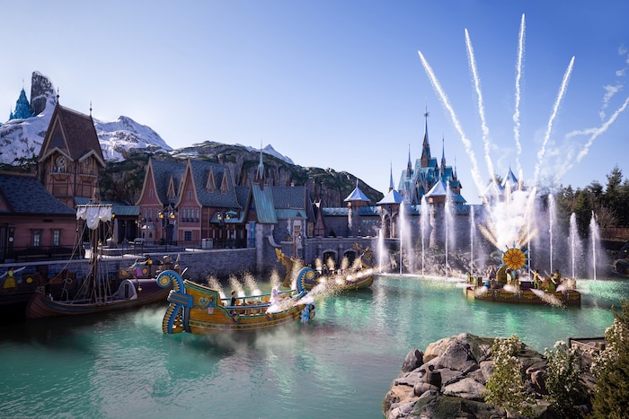 „A Celebration in Arendelle“ ist eine 20-minütige Show am Wasser.