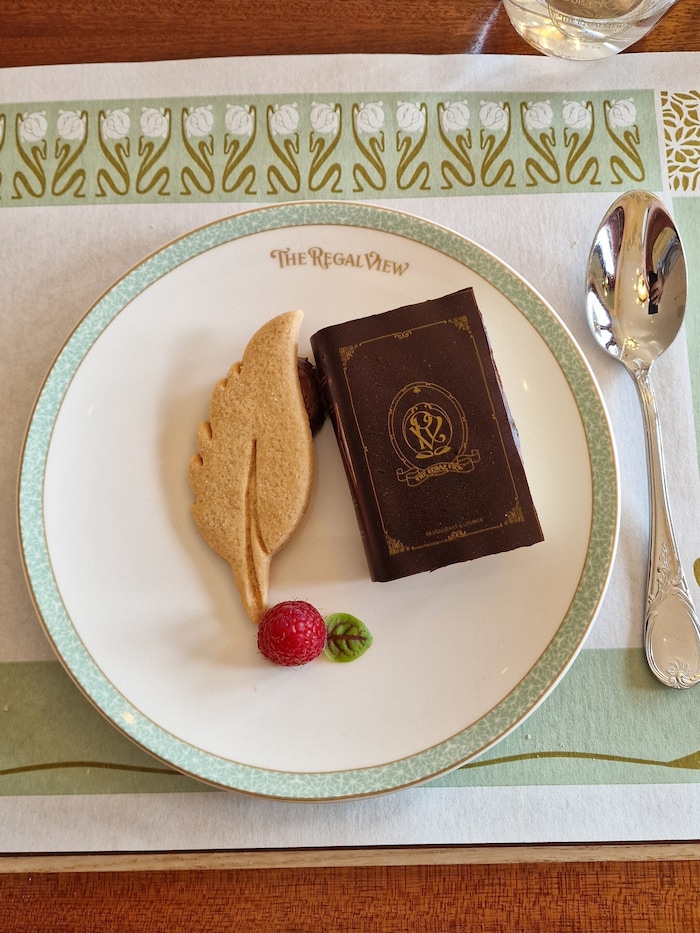 Beim Essen mit Disney-Prinzessinnen wird u. a. ein Dessert in Märchenbuch-Form serviert.