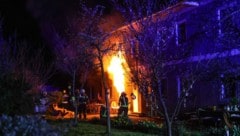 Beim Eintreffen der Feuerwehr schlugen bereits Flammen aus dem Vierkanter im Welser Stadtteil ...