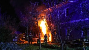 Beim Eintreffen der Feuerwehr schlugen bereits Flammen aus dem Vierkanter im Welser Stadtteil ...