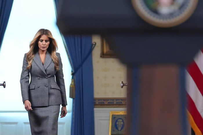 Presseauftritt mit Fragezeichen: Melania Trump weist Epstein-Verbindung scharf zurück