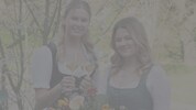 Die Schülerinnen Veronika Uhl (li.) und Viktoria Thurner-Seebacher führten durch den Galaabend ...