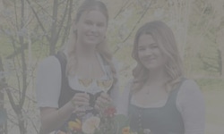 Die Schülerinnen Veronika Uhl (li.) und Viktoria Thurner-Seebacher führten durch den Galaabend ...