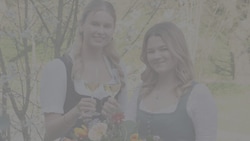 Die Schülerinnen Veronika Uhl (li.) und Viktoria Thurner-Seebacher führten durch den Galaabend ...