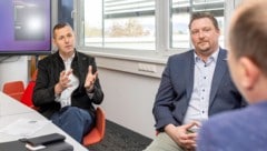 Die Kärntner Auto-Experten Michael Schnabl (li.) und Oskar Dörfler (Mitte) im Gespräch mit der ...