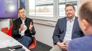 Die Kärntner Auto-Experten Michael Schnabl (li.) und Oskar Dörfler (Mitte) im Gespräch mit der ...