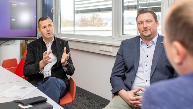 Die Kärntner Auto-Experten Michael Schnabl (li.) und Oskar Dörfler (Mitte) im Gespräch mit der ...