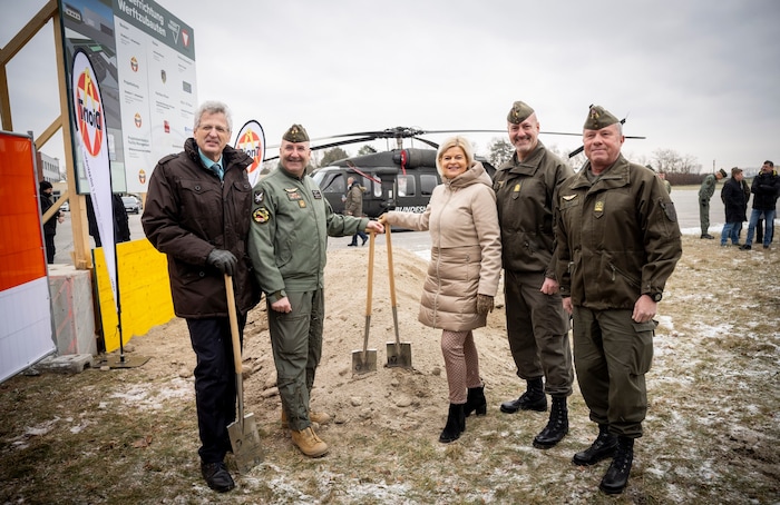 Der Fliegerhorst Brumowski in Langenlebarn heißt mittlerweile „Fliegerhorst Leopold Figl – ...