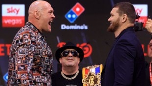 Tyson Fury (l.) steigt gegen Arslanbek Machmudow (r.) in den Ring.