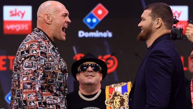 Tyson Fury (l.) steigt gegen Arslanbek Machmudow (r.) in den Ring.