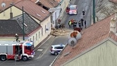 Der Baggerarm brachte die Gebäudemauer zum Einsturz.