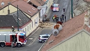 Der Baggerarm brachte die Gebäudemauer zum Einsturz.