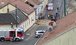 Der Baggerarm brachte die Gebäudemauer zum Einsturz.
