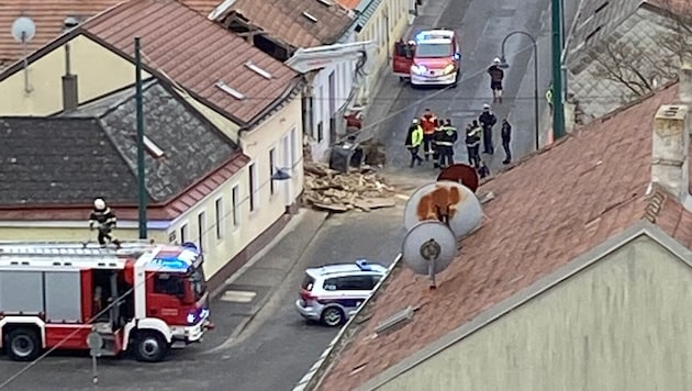 Der Baggerarm brachte die Gebäudemauer zum Einsturz.