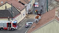 Der Baggerarm brachte die Gebäudemauer zum Einsturz.