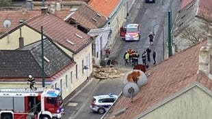 Der Baggerarm brachte die Gebäudemauer zum Einsturz.