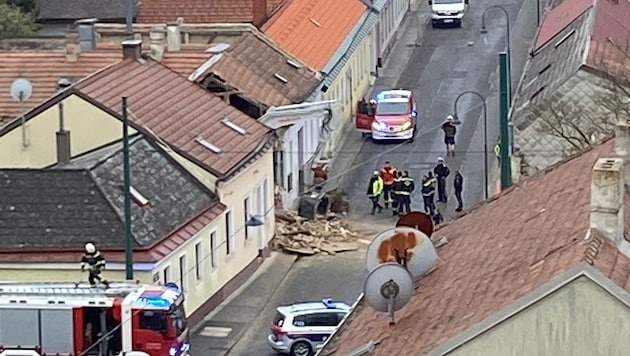 Der Baggerarm brachte die Gebäudemauer zum Einsturz.