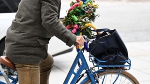 Fahrräder sollten immer abgesperrt werden – auch, wenn man nur kurz in ein Geschäft geht.