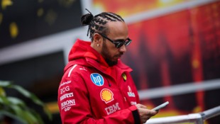 Was Lewis Hamilton da wohl gerade liest?