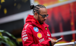 Was Lewis Hamilton da wohl gerade liest?