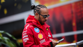 Was Lewis Hamilton da wohl gerade liest?