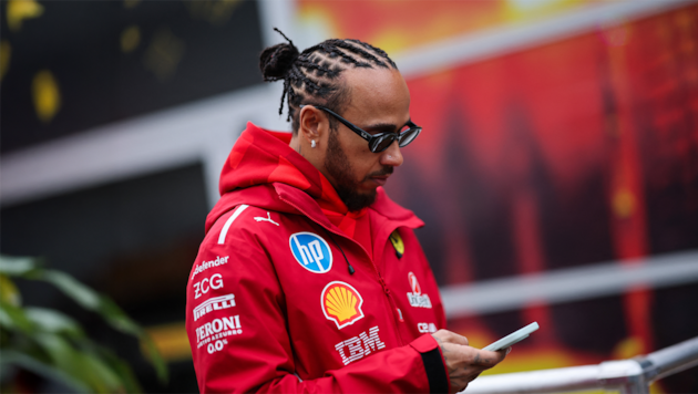 Was Lewis Hamilton da wohl gerade liest?