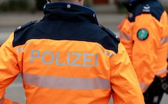 Im Einsatz standen mehrere Patrouillen und Fachspezialisten der Kantonspolizei St. Gallen sowie ...