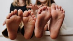 Ohne Schuhe kommen wir auf die Welt, ohne Schuhe verlassen wir sie wieder – und wie schaut es ...