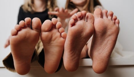 Ohne Schuhe kommen wir auf die Welt, ohne Schuhe verlassen wir sie wieder – und wie schaut es ...
