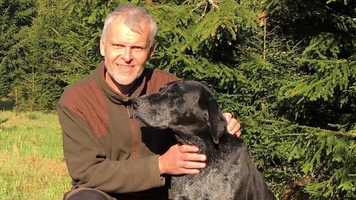 Naturbursch Reinhard Honeder (mit deutschem Drahthaar-Hund „Enzo“) ist gerne in der Natur.