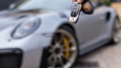 Die elegant gekleideten Diebinnen flüchteten im Luxusauto.