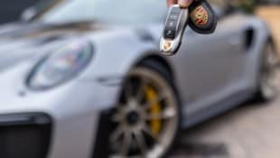 Die elegant gekleideten Diebinnen flüchteten im Luxusauto.