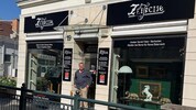 Gerald Tabor-Hierhacker vor seinem neuen Geschäft in der Badener Fußgängerzone. 