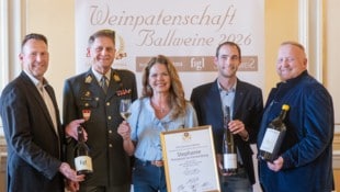 Weinpatin für den Garnisonsball ist Prinzessin Stephanie zu Fürstenberg mit Kommandant Herbert ...