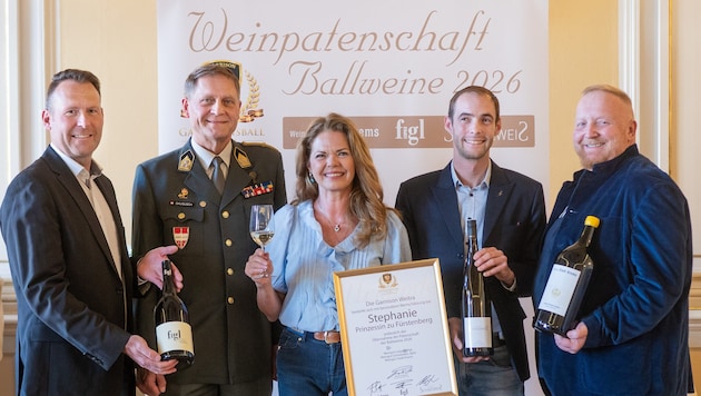 Weinpatin für den Garnisonsball ist Prinzessin Stephanie zu Fürstenberg mit Kommandant Herbert ...