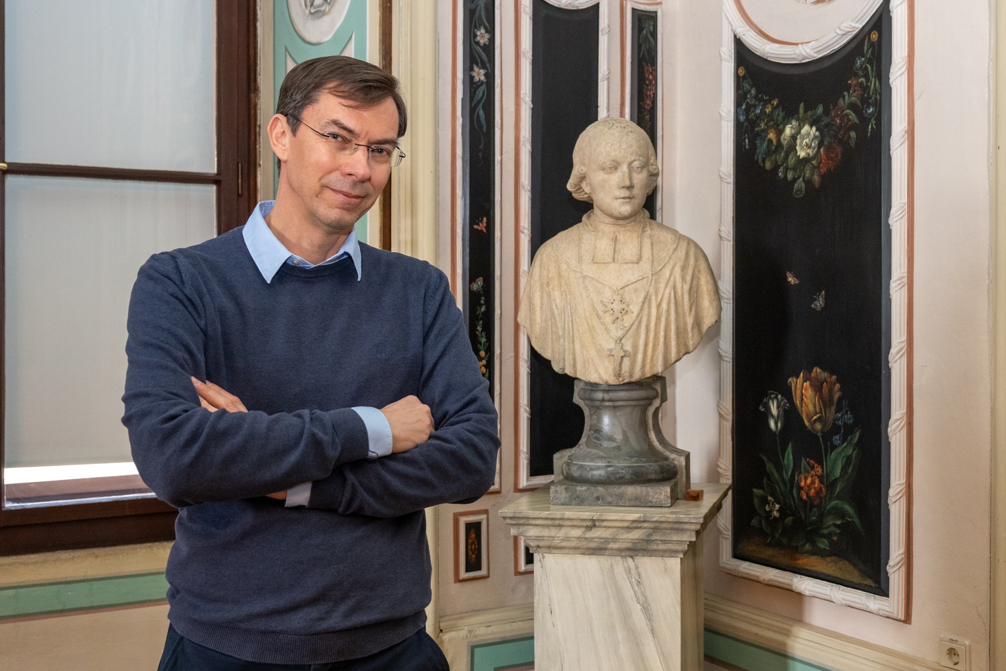 Robert Kluger bei einer Büste von Bischof Franz Xaver Salm-Reifferscheidt (1783-1822).