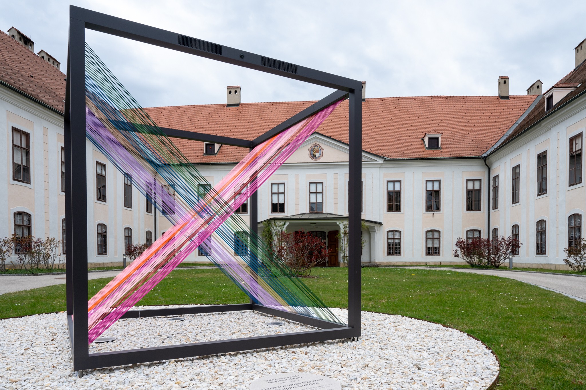 „Einklang“: Kusntwerk von Nataša Sienčnik &amp; Wolfgang Puschnig im Ehrenhof des ...