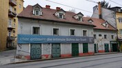 Das Plakat am Girardihaus in der Leonhardstraße lässt schon erahnen, was hier geplant ist.