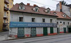 Das Plakat am Girardihaus in der Leonhardstraße lässt schon erahnen, was hier geplant ist.