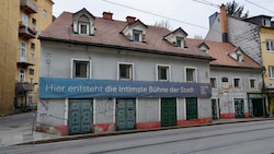 Das Plakat am Girardihaus in der Leonhardstraße lässt schon erahnen, was hier geplant ist.